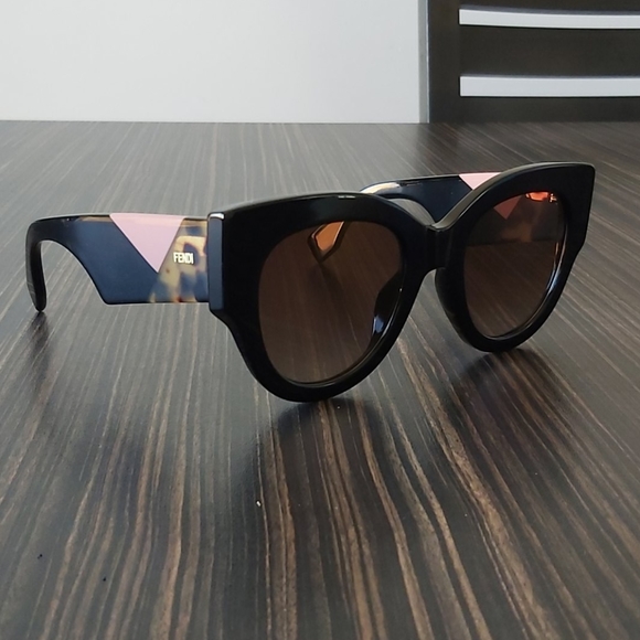 SOLD Authentic Fendi sunglasses - Picture 6 of 12